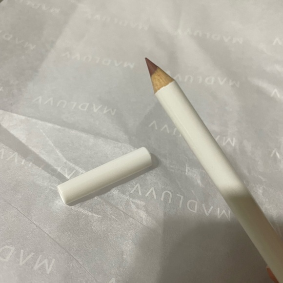 5 items x $25 Madluvv lipstick line Nwt - Picture 3 of 4